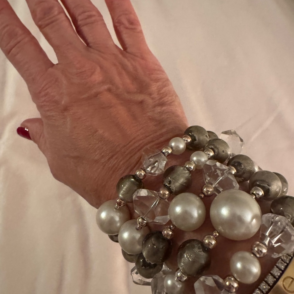 Lustrous Pearl and Crystal Bracelet